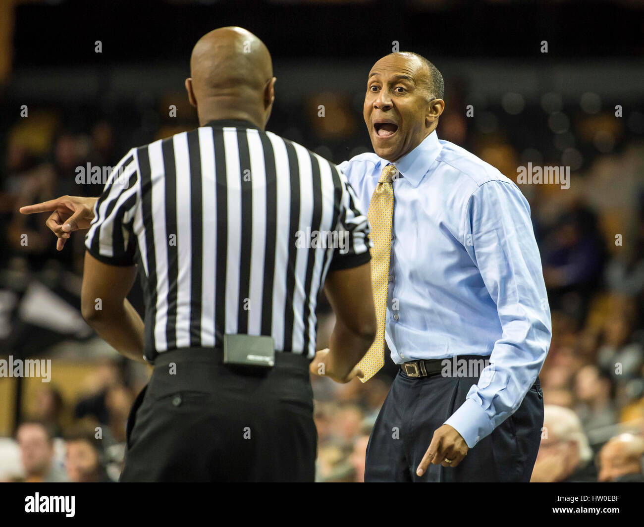 Orlando, FL, USA. 15. März 2017. Zentralflorida Cheftrainer Johnny Dawkins Frage einer der Beamten während der 1. Runde der NIT-Basketball-Spiel zwischen dem Colorado Buffaloes und UCF Knights. Zentralflorida besiegte Colorado 79-74 in KSE Arena in Orlando, FL. Romeo T Guzman/CSM/Alamy Live News Stockfoto