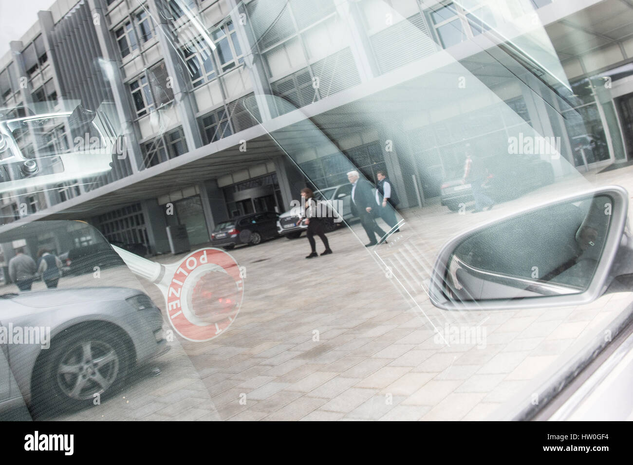 Ingolstadt, Deutschland. 15. März 2017. Eine Verkehr Paddel kann in einem zivilen Polizeiauto Hauptquartier der Audi in Ingolstadt, Deutschland, 15. März 2017 gesehen werden. Foto: Armin Weigel/Dpa/Alamy Live-Nachrichten Stockfoto
