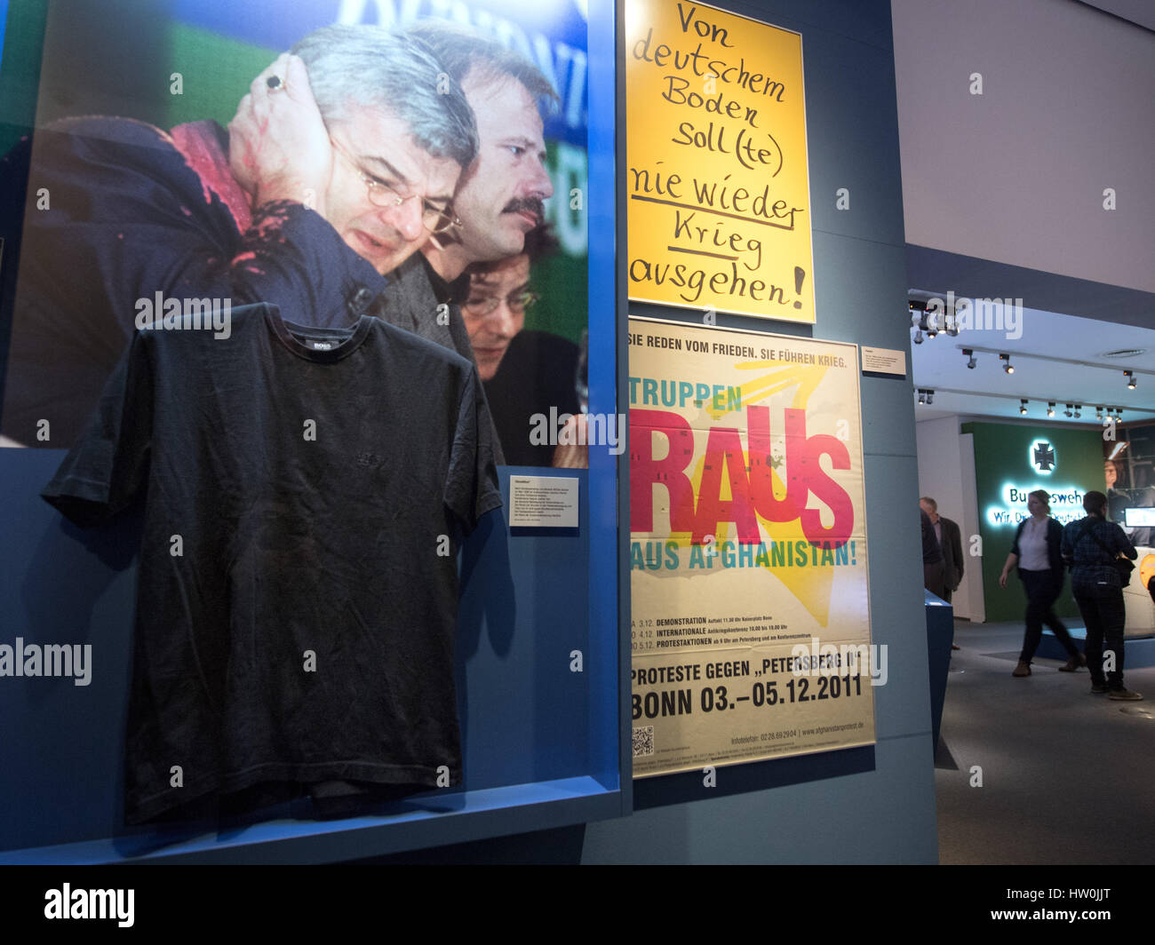 Leipzig, Deutschland. 16. März 2017. Das T-shirt getragen von ehemaligen Außenminister Joschka Fischer im Jahr 1999 bei der Lack-Bombenangriff auf dem besonderen Parteitag der Partei Buendnis 90/Die Gruenen während einer Vorschau im zeitgeschichtlichen Forum (zeitgenössische Forum) in Leipzig, Deutschland, 16. März 2017 gesehen werden kann. Die Ausstellung mit dem Titel "Ab Morgen Kameraden! Armee der Einheit "(lit.) Bildnachweis: Dpa picture Alliance/Alamy Live News Stockfoto