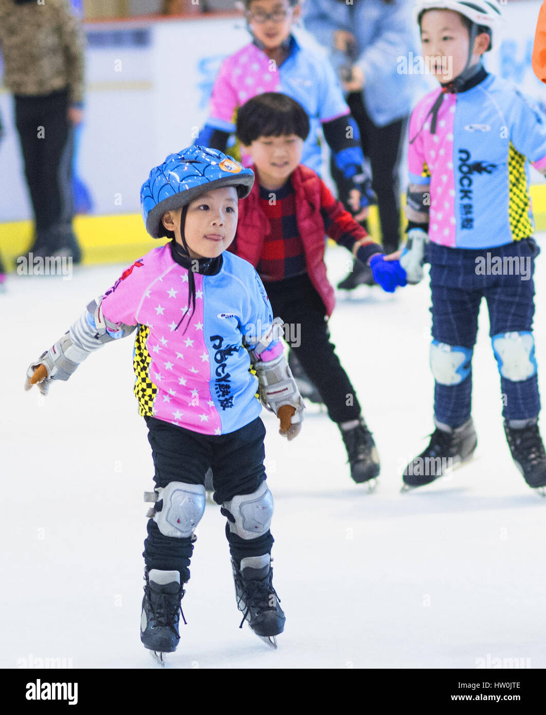 (170316)--WUHAN, 16 März, 2017(Xinhua)--Foto am 4. März 2017 zeigt Kinder lernen Skaten im Binglong International Skating Club in Wuhan, Hubei Provinz Zentral-China.     Halten eine solide und stetigen Tempo der Entwicklung, der chinesischen Sport boomte Industrie im Jahr 2016. Die National Fitness-Programm (2016-2020) und 13. fünf-Jahres-Plan auf der Sportbranche wurden beide im Jahr 2016 eine klare Richtung für Chinas nationale Strategie öffentliche Fitness und die Entwicklung der Sportindustrie zu gewährleisten bieten herausgegeben. Stockfoto