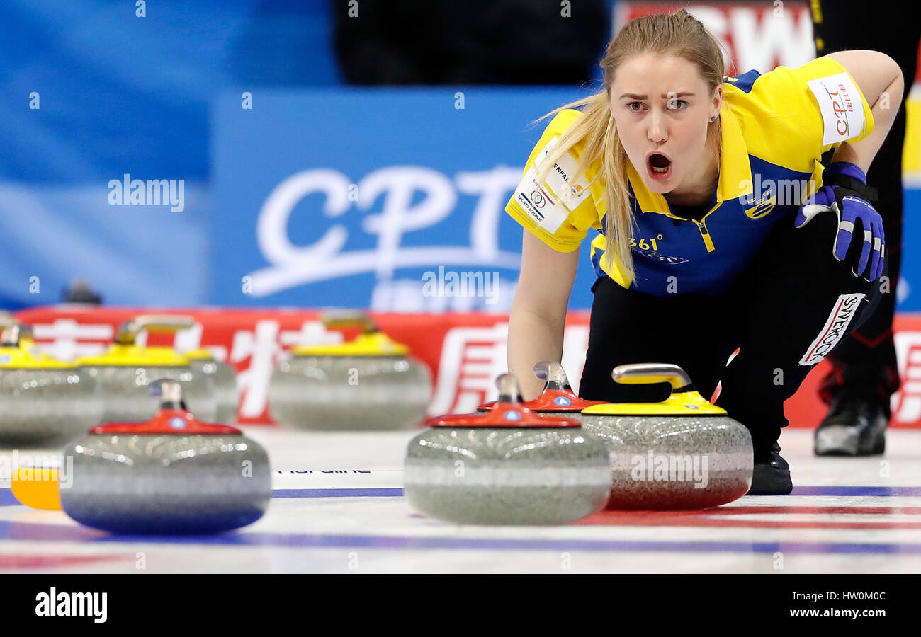 Peking, China. 23. März 2017. Sara McManus von Schweden reagiert während der Frauen Curling Championship Round-Robin-Match gegen China in Peking, Hauptstadt von China, 23. März 2017. Schweden gewann 10-4. Bildnachweis: Wang Lili/Xinhua/Alamy Live-Nachrichten Stockfoto