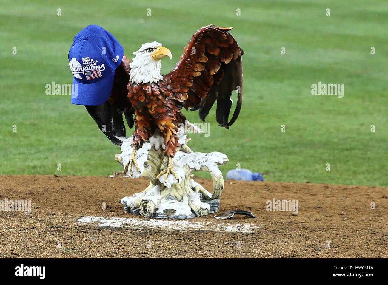 Los Angeles, Kalifornien, USA. 22. März 2017. USA-Baseball-Spieler legte der amerikanische Adler auf dem Hügel mit der Meisterschaft Kappe im Spiel zwischen den USA und Puerto Rico, World Baseball Classic Finals, Dodger Stadium in Los Angeles, CA. Peter Joneleit CSM/Alamy Live News Stockfoto