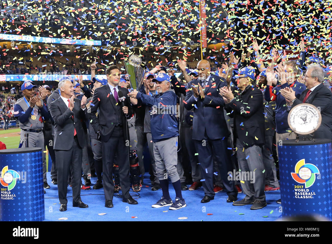 Los Angeles, Kalifornien, USA. 22. März 2017. He Meisterschale erhält USA Manager Jim Leyland und das US-Team nach dem Spiel zwischen den USA und Puerto Rico, World Baseball Classic Finals, Dodger Stadium in Los Angeles, CA. Peter Joneleit CSM/Alamy Live News Stockfoto