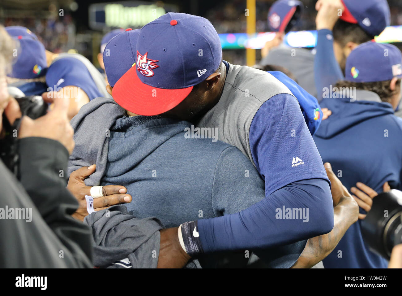 Los Angeles, Kalifornien, USA. 22. März 2017. Team USA Spieler feiern nach ihren 8-0 WM-Sieg über Puerto Rico nach dem Spiel zwischen den USA und Puerto Rico, World Baseball Classic Finals, Dodger Stadium in Los Angeles, CA. Peter Joneleit CSM/Alamy Live News Stockfoto