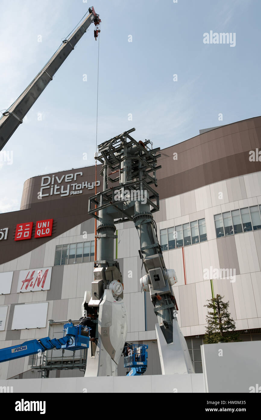 Japanische Arbeiter weiter zerlegen die lebensgroße Statue des Gundam in Odaiba am 23. März 2017, Tokio, Japan. Die aktuellen 18 Meter hohen RX-78-2 Gundam wird noch in diesem Jahr mit einem Einhorn Gundam ersetzt. Bildnachweis: Rodrigo Reyes Marin/AFLO/Alamy Live-Nachrichten Stockfoto