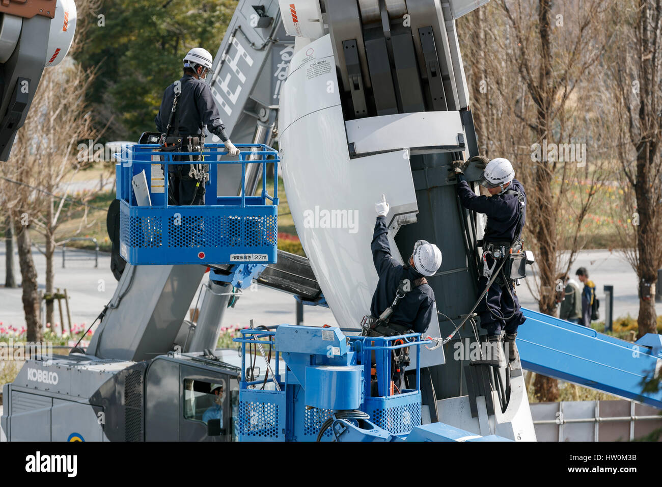 Japanische Arbeiter weiter zerlegen die lebensgroße Statue des Gundam in Odaiba am 23. März 2017, Tokio, Japan. Die aktuellen 18 Meter hohen RX-78-2 Gundam wird noch in diesem Jahr mit einem Einhorn Gundam ersetzt. Bildnachweis: Rodrigo Reyes Marin/AFLO/Alamy Live-Nachrichten Stockfoto