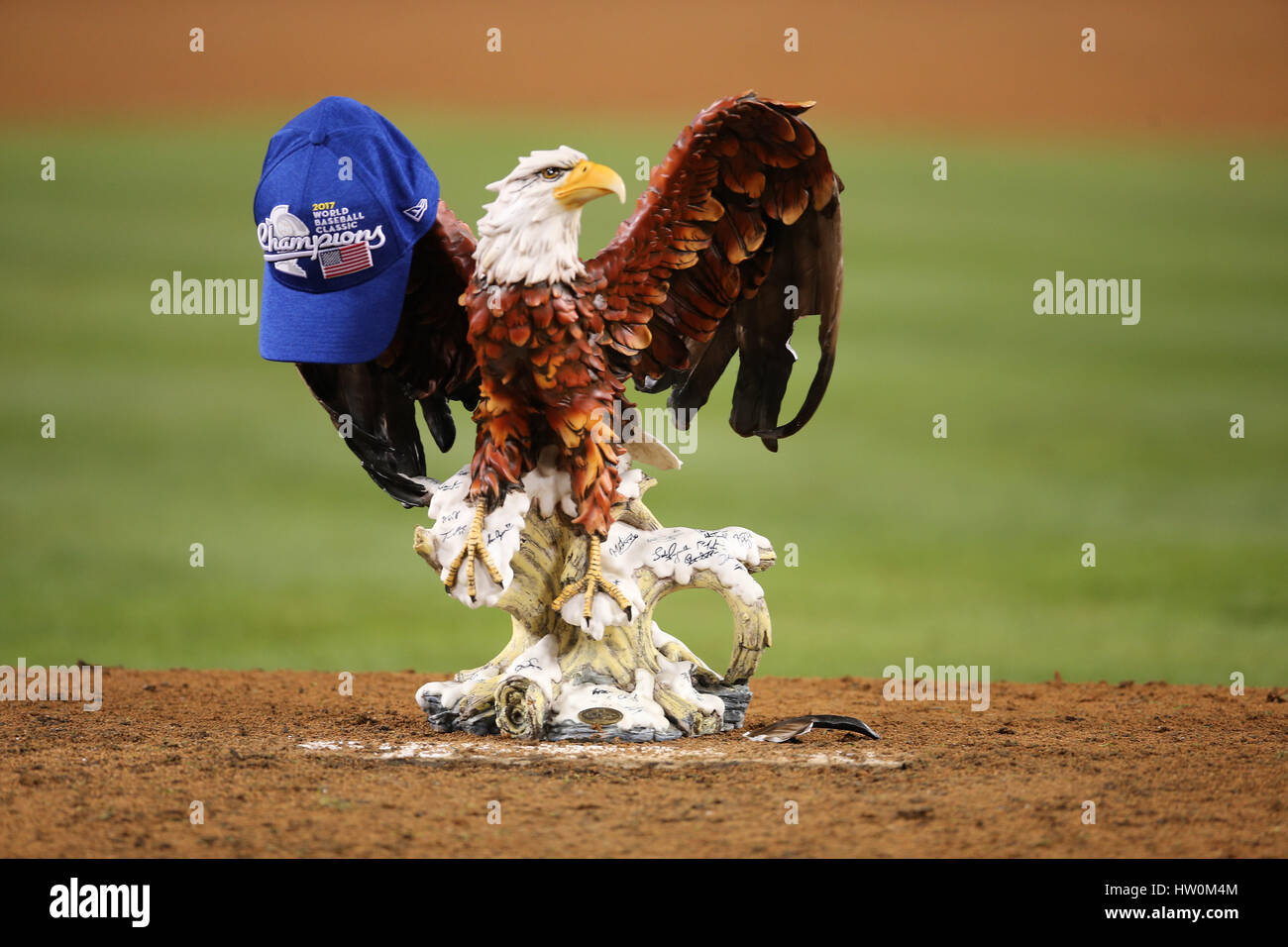 Los Angeles, Kalifornien, USA. 22. März 2017. USA-Baseball-Spieler legte der amerikanische Adler auf dem Hügel mit der Meisterschaft Kappe im Spiel zwischen den USA und Puerto Rico, World Baseball Classic Finals, Dodger Stadium in Los Angeles, CA. Peter Joneleit CSM/Alamy Live News Stockfoto