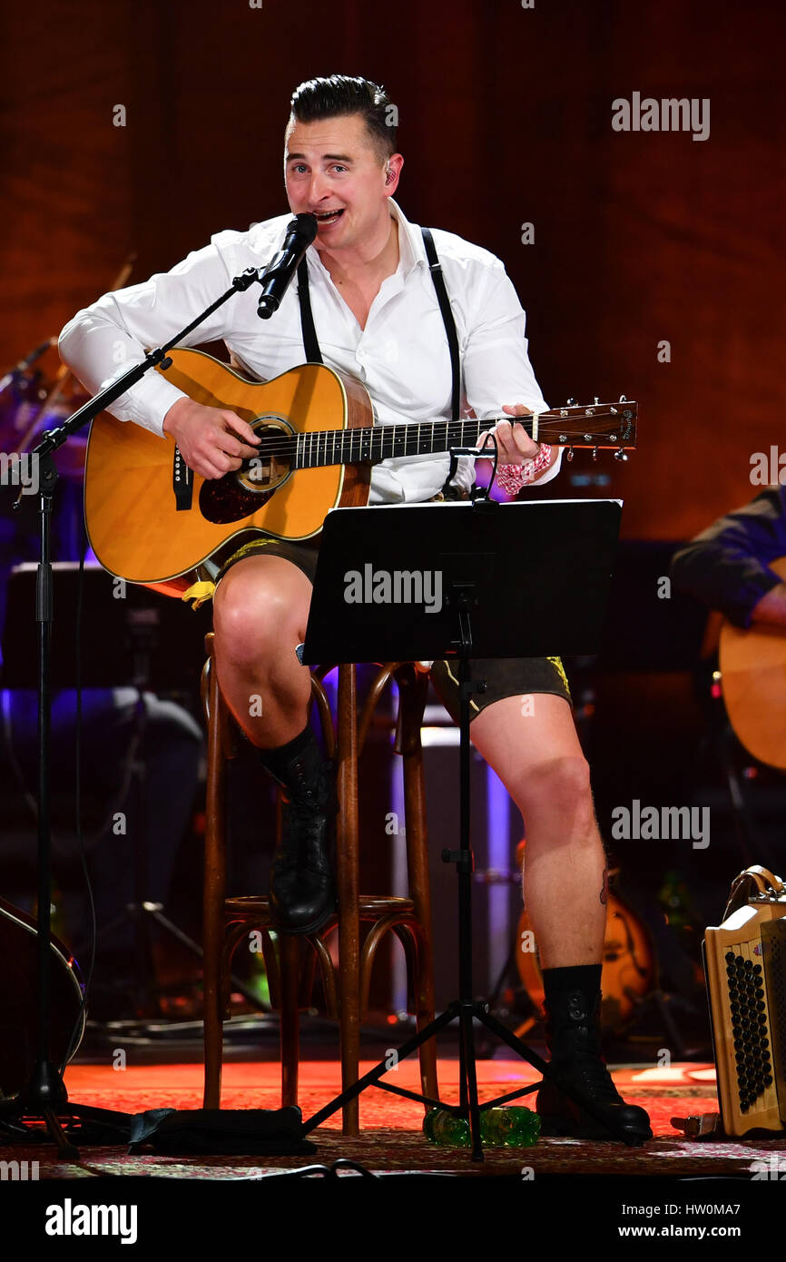 Mannheim, Deutschland. 22. März 2017. Österreichische Musiker Andreas Gabalier führt auf der Bühne, wie er seine unplugged Tour im Congress Center Rosengarten in Mannheim, Deutschland, 22. März 2017 angepfiffen. Foto: Uwe Anspach/Dpa/Alamy Live News Stockfoto