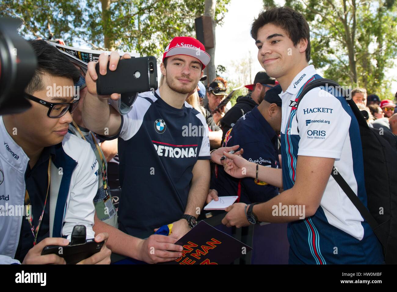 Melbourne, Australien. 23. März 2016. Williams Martini Racing Formel1 Rennfahrer Lance Stroll (R) von Kanada gibt Autogramme für die Fans vor der australischen Formel Eins Grand Prix in Melbourne, Australien, 23. März 2016. Die Australian Formula One Grand Prix stattfinden am 26. März in Melbourne. Bildnachweis: Bai Xue/Xinhua/Alamy Live-Nachrichten Stockfoto