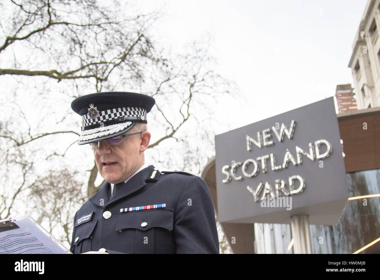 London, UK. 23. März 2017. Scotland Yard, London, März 23. 2017. Assistant Commissioner zuständig für anti-Terrorismus Mark Rowley der Metropolitan Police befasst sich mit die Presse vor Scotland Yard, nur Höfe aus der Szene des Dienstages Terror-Anschlag auf Westminster Bridge und auf dem Gelände des Parlaments, die fünf Menschen Tote und 40 Verletzte hinterlassen. Bildnachweis: Paul Davey/Alamy Live-Nachrichten Stockfoto