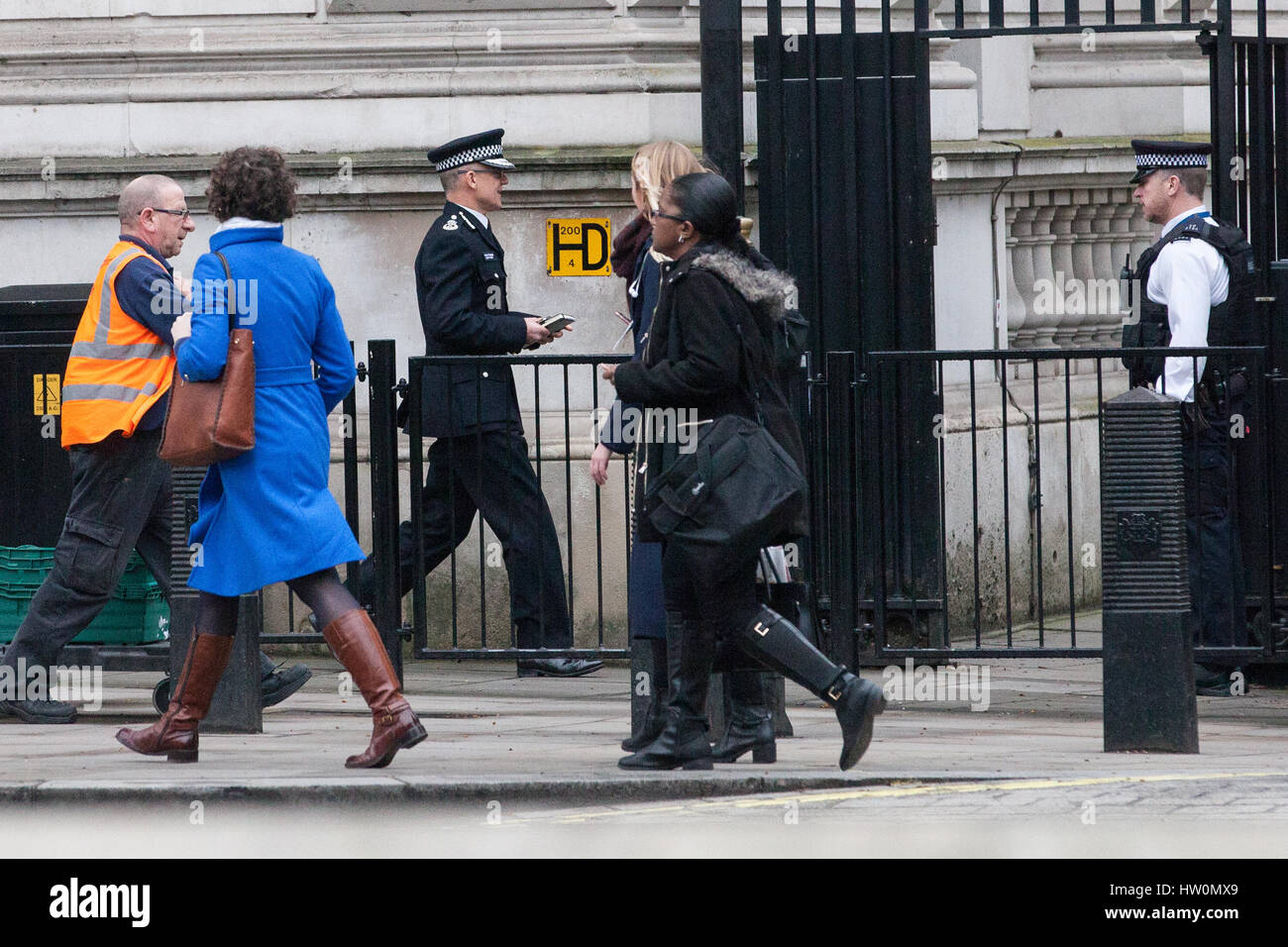 London, UK. 23. März 2017. Die Metropolitan Police Assistant Commissioner Mark Rowley kommt in der Downing Street. Die Gegend um Whitehall und Parliament Square bleibt Polizei Lockdown folgen gestern ist Terror-Anschlag auf Westminster Bridge und der Palace of Westminster. Bildnachweis: Mark Kerrison/Alamy Live-Nachrichten Stockfoto