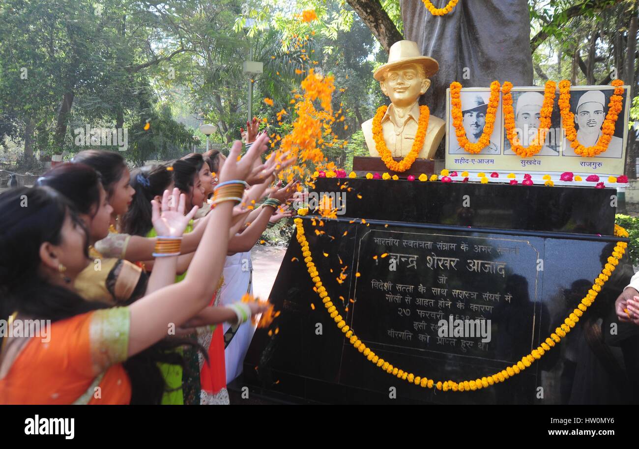 Allahabad, Uttar Pradesh, Indien. 23. März 2017. Allahabad: Junge Mädchen als Hommage an Freiheitskämpfer Bhagat Singh, Sukhdev und Rajguru im historischen Azad Park in Allahabad auf 23.03.2017. Foto von Prabhat Kumar Verma Credit: Prabhat Kumar Verma/ZUMA Draht/Alamy Live News Stockfoto