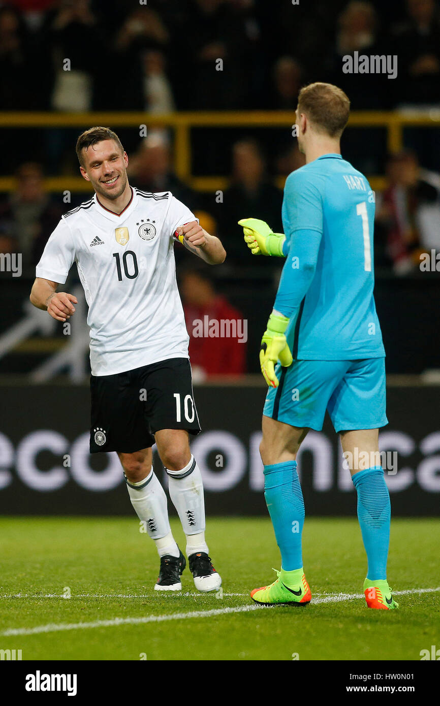 Dortmund, Deutschland. 22. März 2017. Fußball Freundschaftsspiel zwischen Deutschland und England in Dortmund Deutschland am 22. März - Lukas PODOLSKI (GER) - L- und Joe HART (ENG) - R-Credit: Norbert Schmidt/Alamy Live News Stockfoto