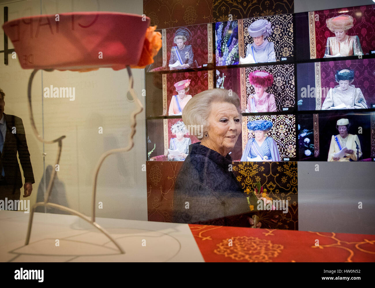 Apeldoorn, Niederlande. 22. März 2017. Prinzessin Beatrix der Niederlande eröffnet die Ausstellung · Chapeaux, Hüte von Königin Beatrix· im Palast Het Loo in Apeldoorn, Niederlande, 22. März 2017. Die Ausstellung zeigt 100 Hüte von Königin Beatrix, die während ihrer Regierungszeit von 1980 bis 2013 getragen. Die Hüte werden von Emy Bloemheuvel, Suzanne Moulijn und Harry Scheltens entworfen. Foto: Patrick van Katwijk - POINT DE VUE OUT - NO WIRE SERVICE - Photo: Patrick van Katwijk/Dutch Photo Press/Dpa/Alamy Live News Stockfoto