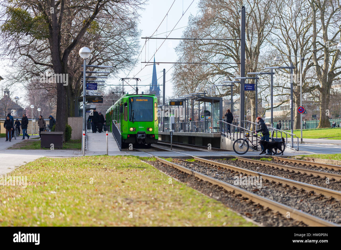 HANNOVER / DEUTSCHLAND - 12. MÄRZ 2017: deutsche Straßenbahn von UESTRA fährt zur nächsten Haltestelle. UESTRA betreibt öffentliche Verkehrsmittel in der Stadt Stockfoto