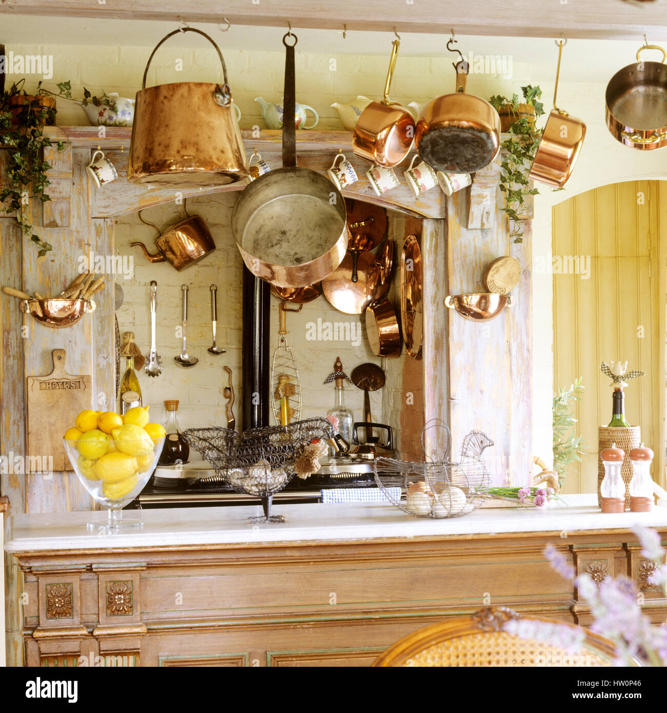 Holzbank in der Küche im rustikalen Stil. Stockfoto