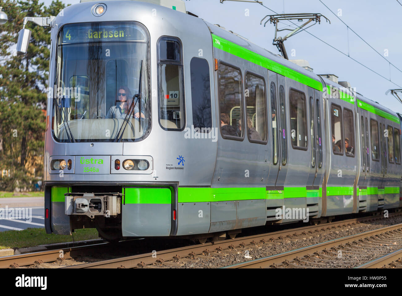 Hannover/Deutschland vom 12. März 2017 Deutsche Straßenbahn von uestra Laufwerke zu der