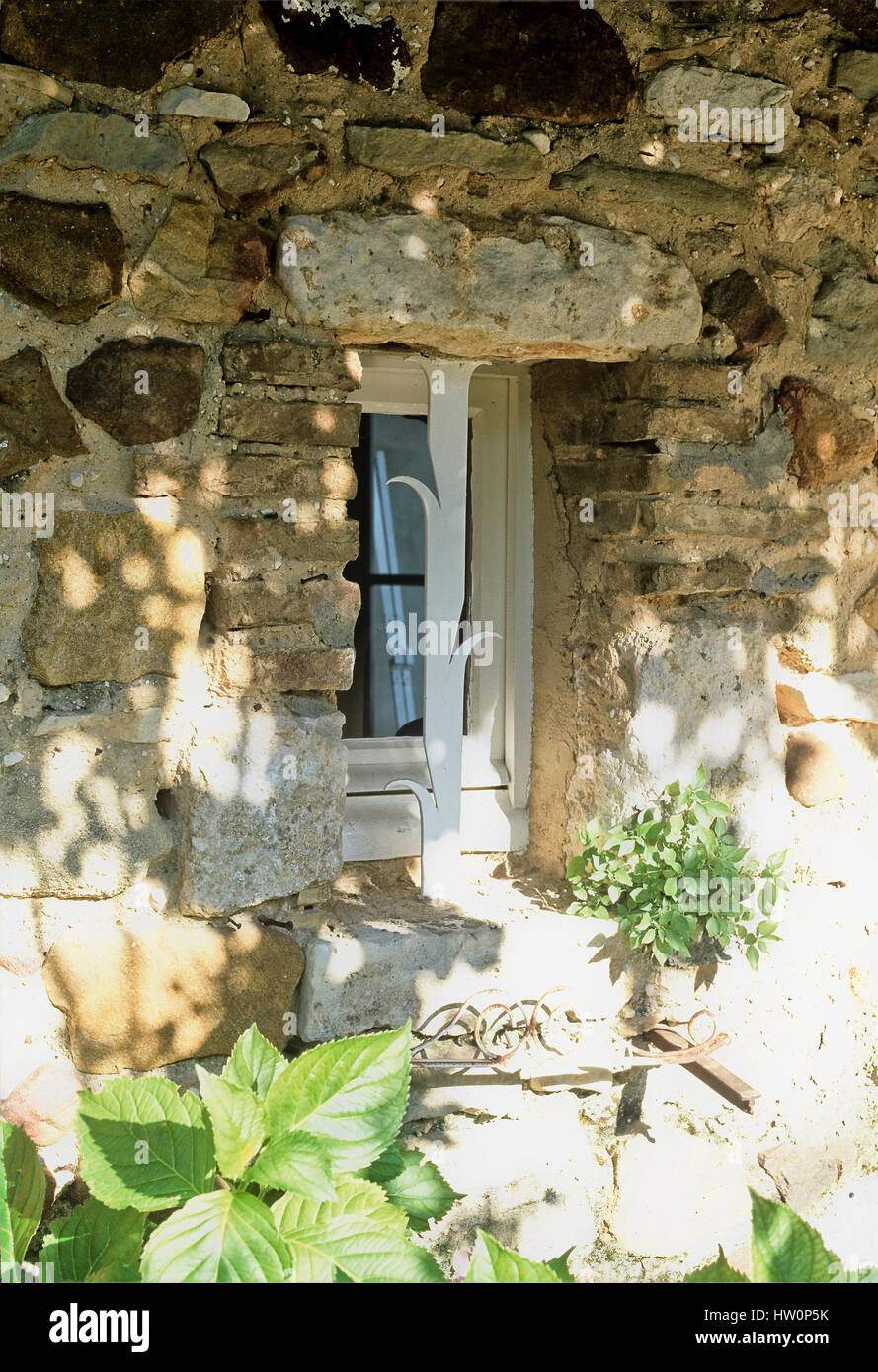 Fenster auf Kopfsteinpflaster Wand. Stockfoto