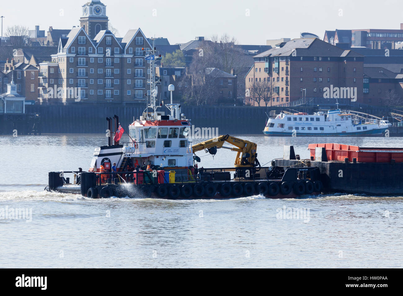 Schlepper drücken Barge verwendet, um Abfälle aus London auf Deponie am Mucking am nördlichen Ufer der Themse in Essex tragen Stockfoto