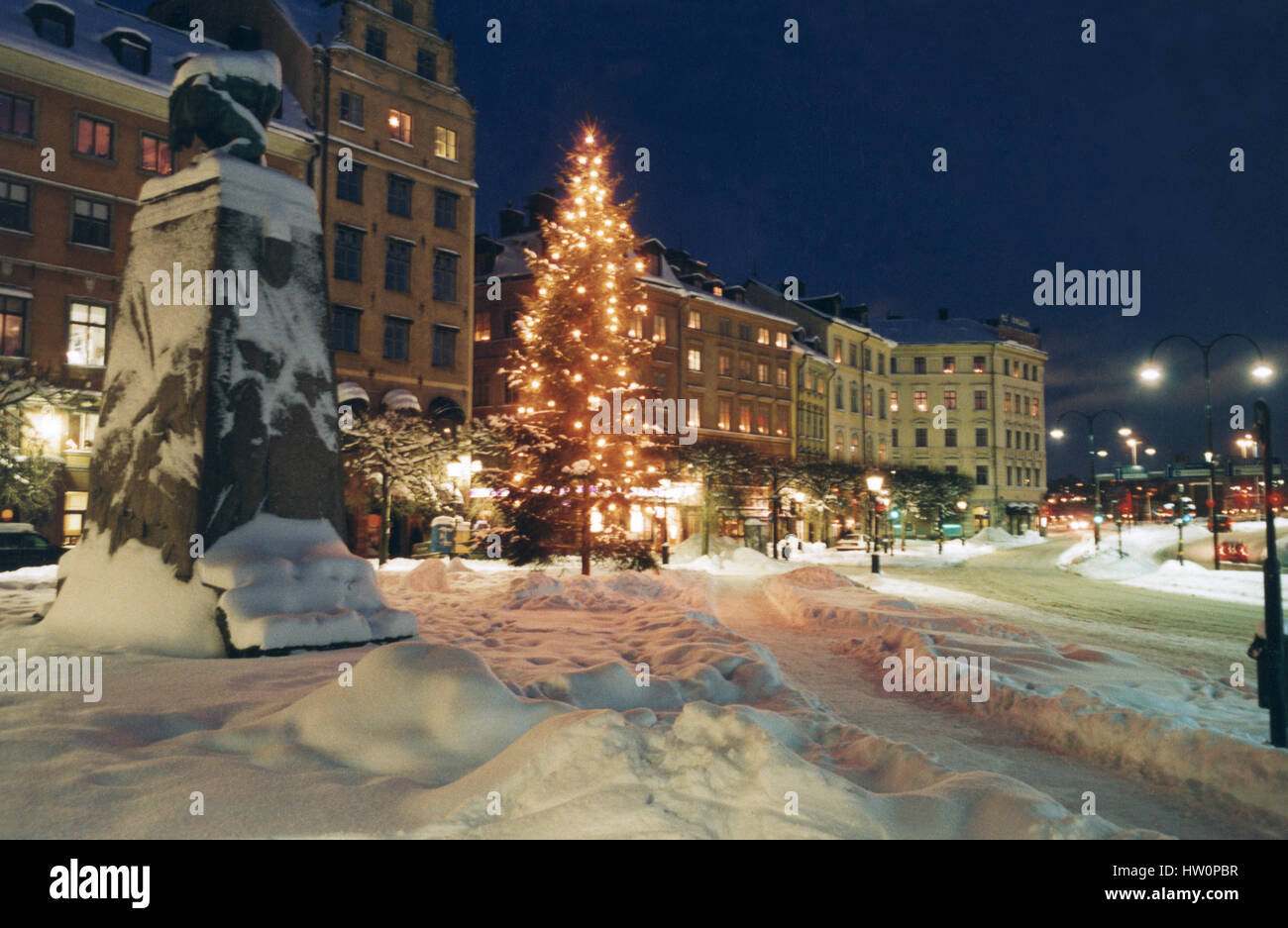 Weihnachtsbaum in ein Quadrat mit Weihnachts-Dekoration und Beleuchtung einen Winterabend vor Weihnachten 2010 Stockholm Stockfoto
