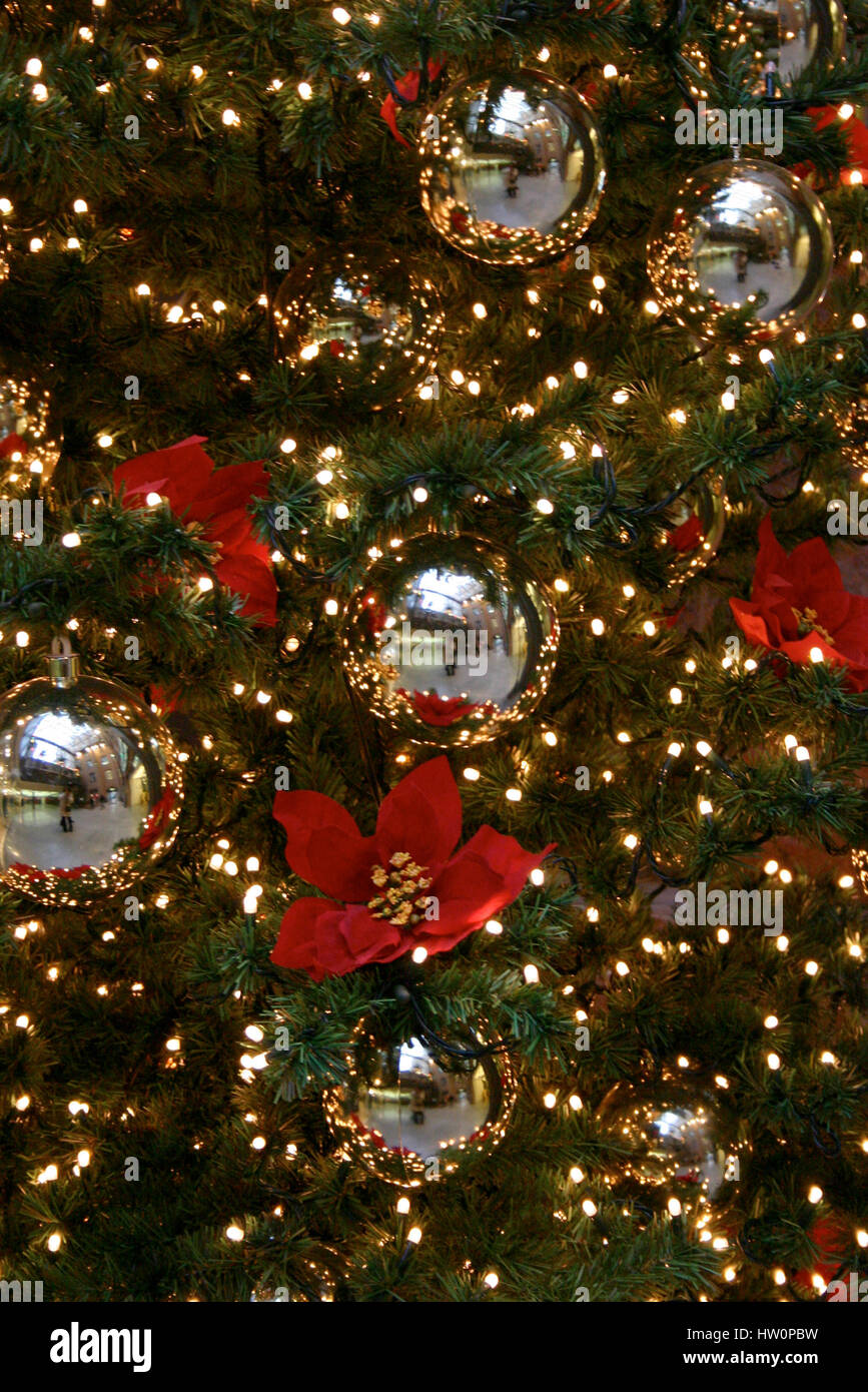 Weihnachtsbaum mit Dekoration 2004 Stockfoto
