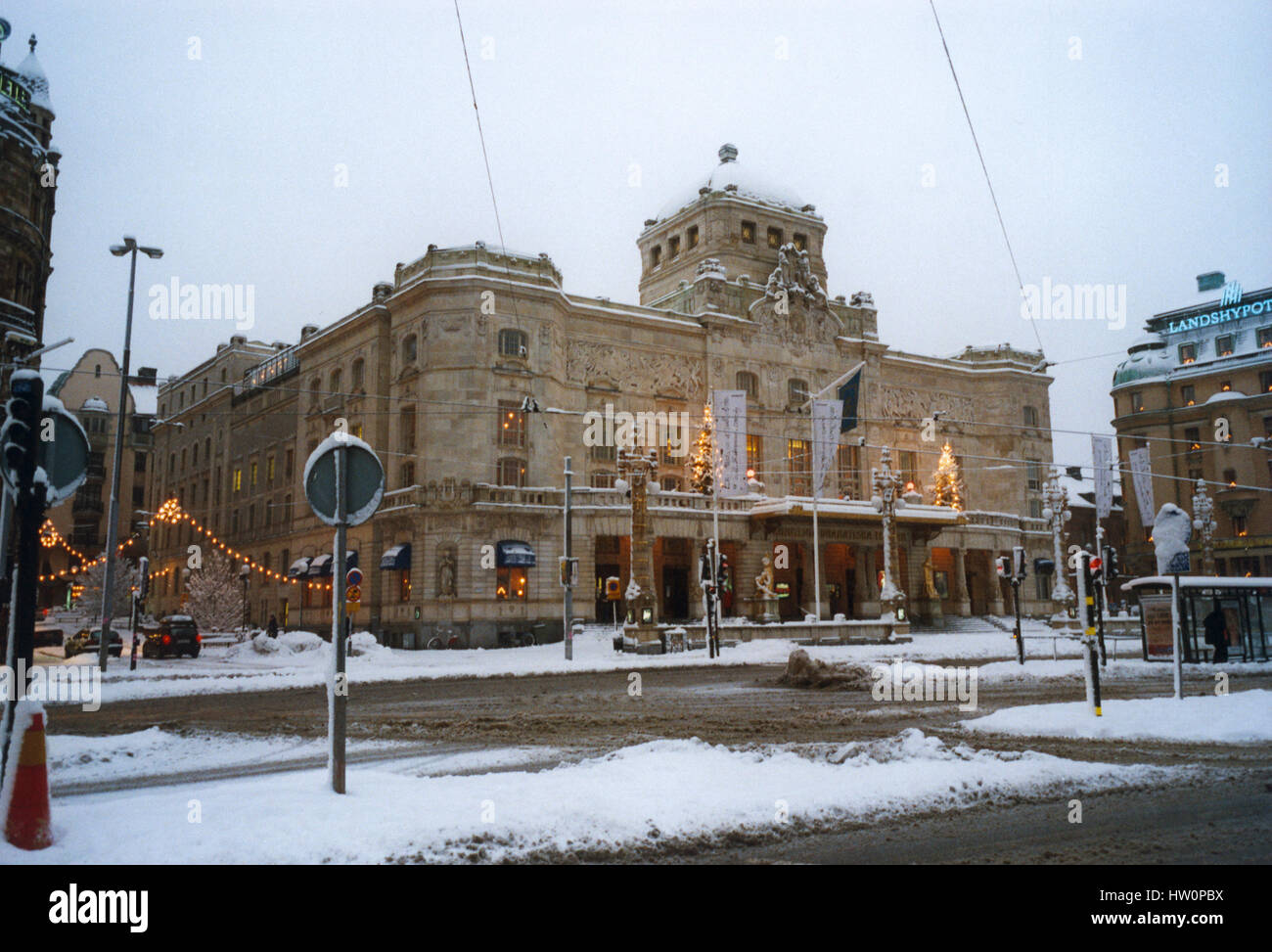 ROYAL THEATER Dramaten Stockholm im Winternachmittag mit Christbaumkugeln und Schnee 2011 Stockfoto