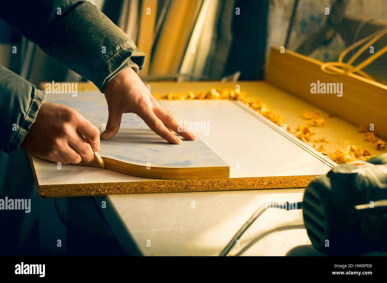 Mann tut einige Zimmerei Arbeiten in einer Werkstatt. Stockfoto