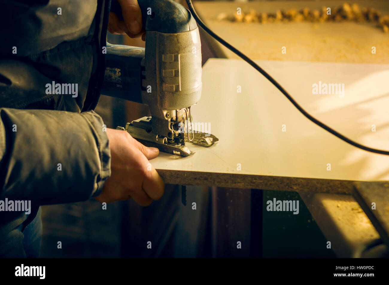 Mann tut einige Zimmerei Arbeiten in einer Werkstatt. Stockfoto