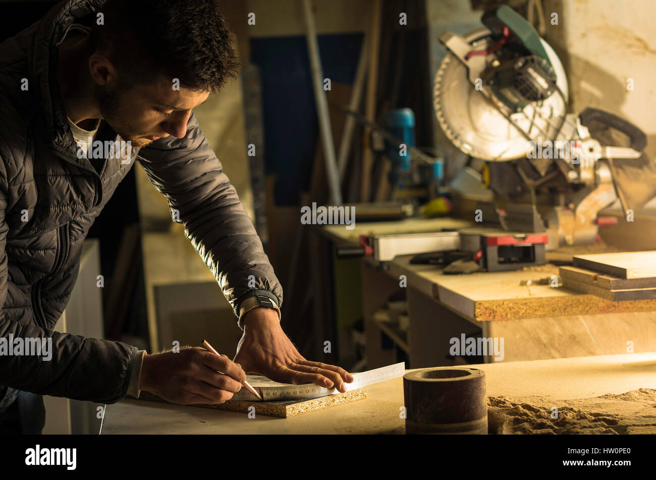 Mann tut einige Zimmerei Arbeiten in einer Werkstatt. Stockfoto