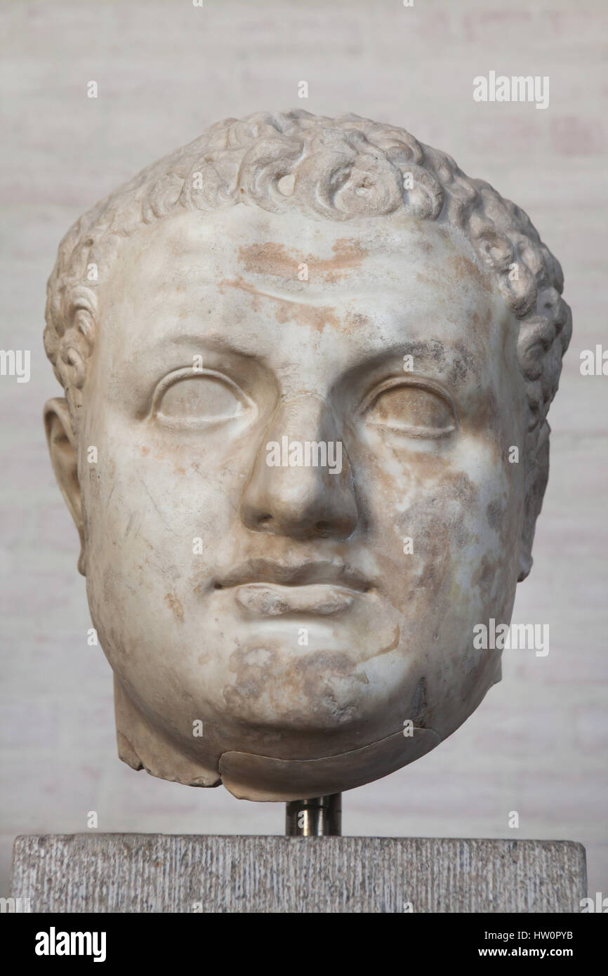 Marmorkopf aus einer Kolossalstatue des Roman Emperor Titus (Regierungszeit 79-81 n. Chr.) auf dem Display in der Glyptothek in München, Bayern, Deutschland. Stockfoto