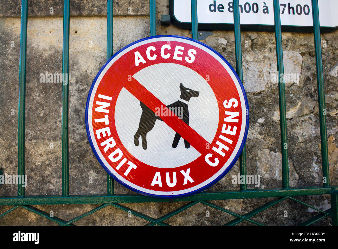 Regeln und Verbote. Hunde sind nicht erlaubt. Acces interdit Aux Chiens. Stockfoto