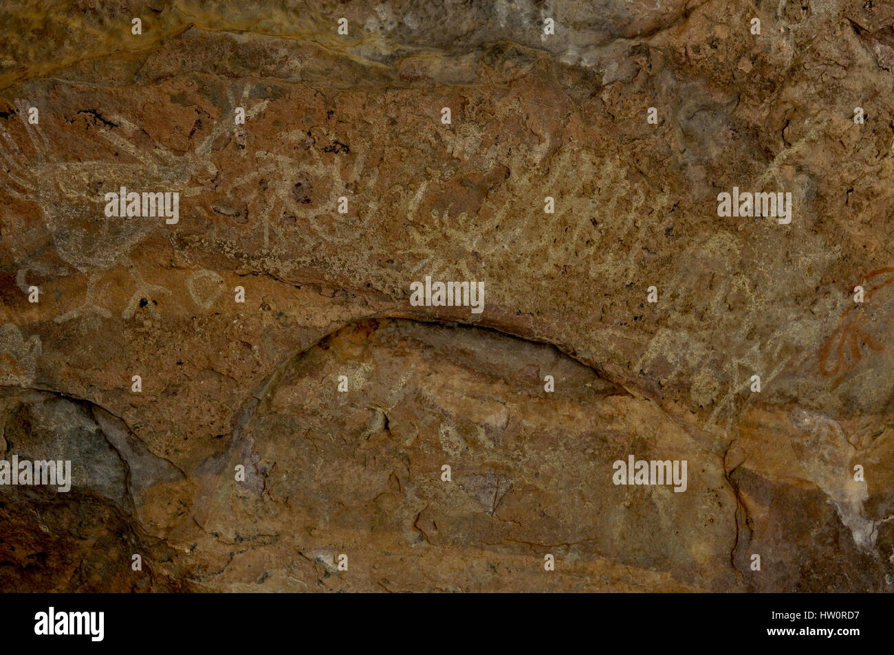 Bhimbhetka Abris, einfache, Madhya Pradesh, Indien-22. Januar 2016: Prähistorische Felszeichnungen, riesiger Vogel und menschliche Figuren in weißen colo Stockfoto