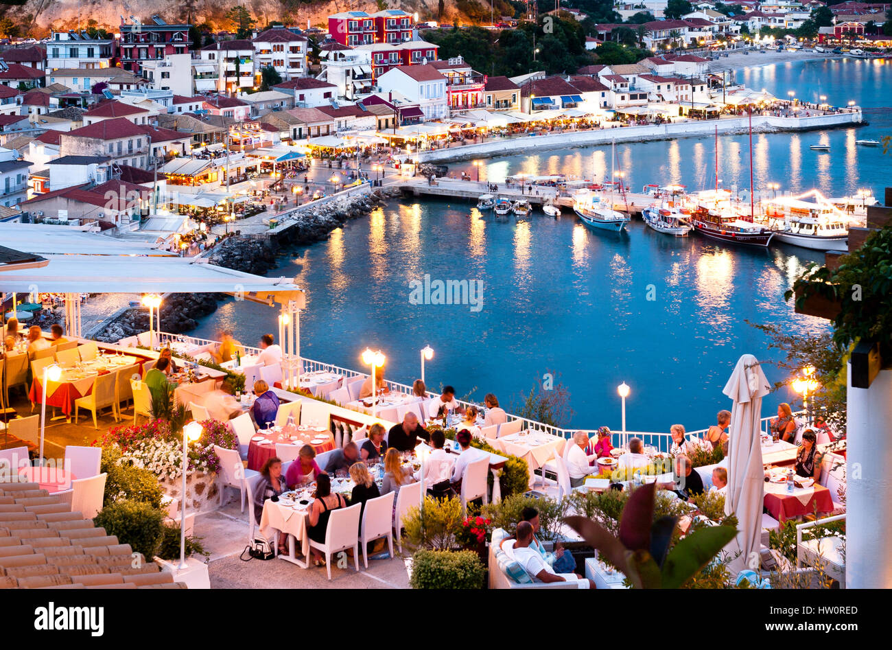 Open-Air-Abend-Restaurant-Terrasse und Blick auf HarbourParga, Griechenland Stockfoto