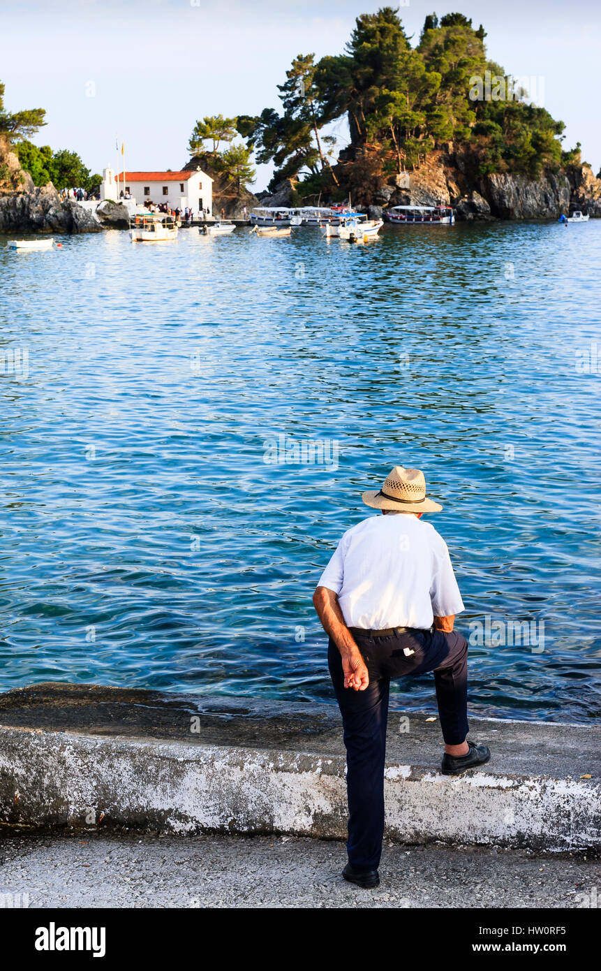 Alte Mann und das Meer, Parga, Griechenland Stockfoto