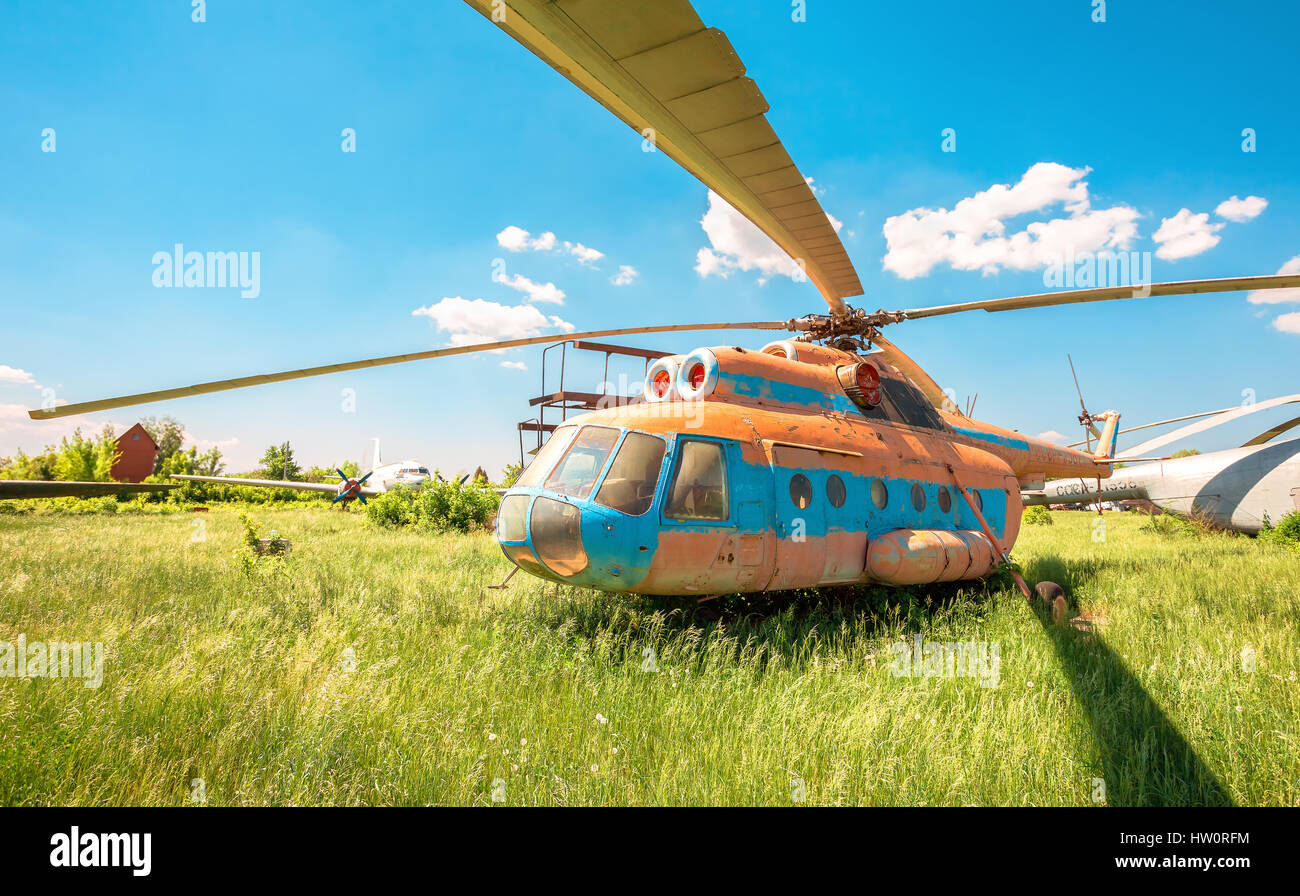 SAMARA, Russland - 25. Mai 2014: Der russische Transporthubschrauber Mi-6 in einem verlassenen Flugplatz. Die Mil Mi-6 wurde in großen Stückzahlen für beide Milit gebaut. Stockfoto