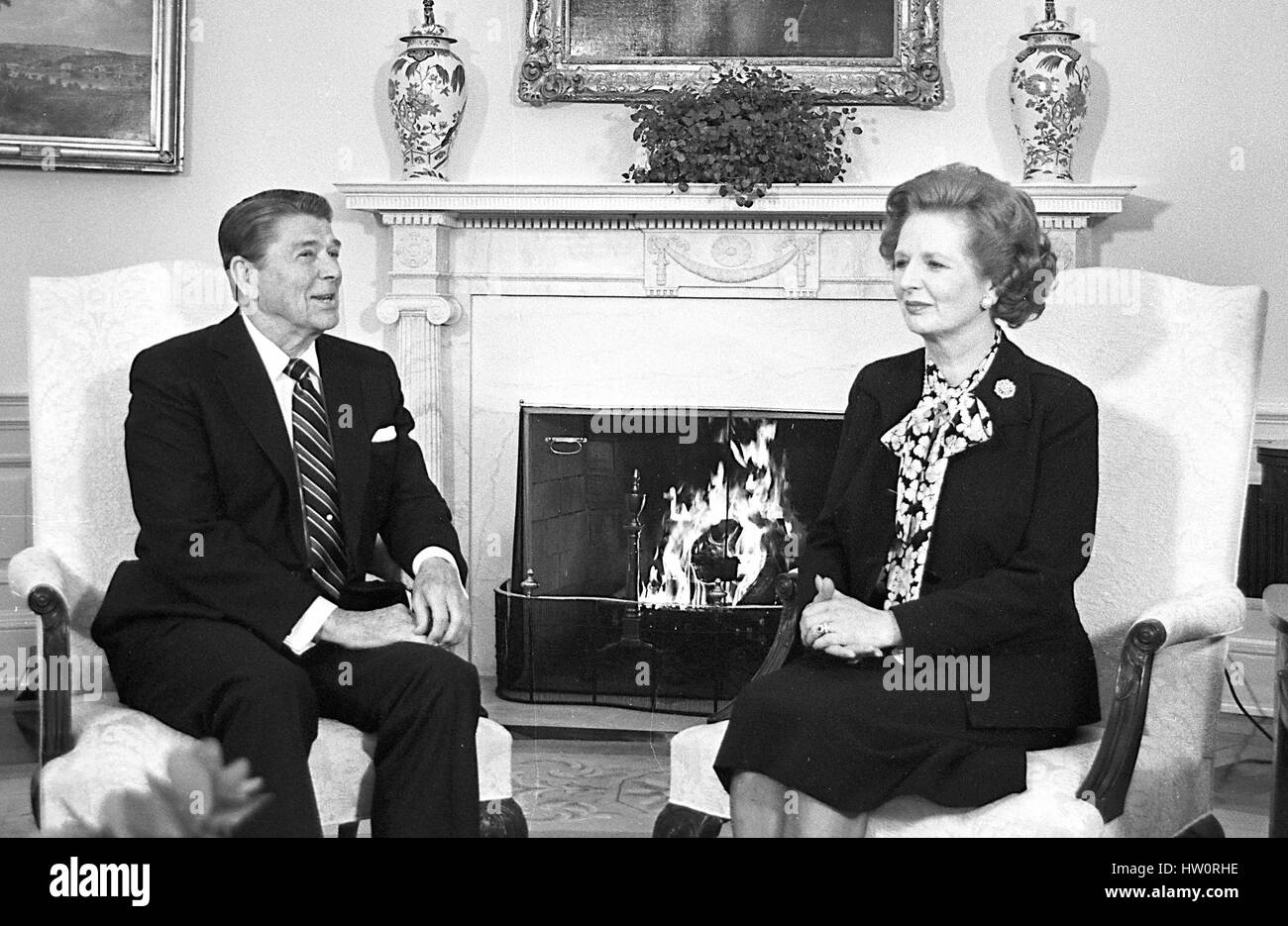 Washington, DC - (Datei)--US-Präsident Ronald Reagan und Premierministerin Margaret Thatcher von Großbritannien treffen im Oval Office des weißen Hauses in Washington, DC am Mittwoch, 20. Februar 1985 ihre Sitzung dauerte 2 Stunden... Stockfoto