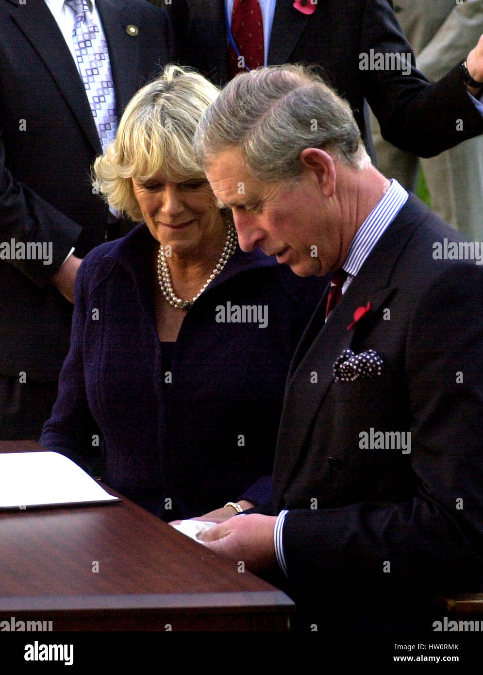 Washington, DC - 2. November 2005--Charles, Prince Of Wales wischt Tinte aus einem undichten Stift bei einem Besuch der Schule für Bildung Evolution und Entwicklung (Samen) Schule mit seiner Frau Camilla, die Herzogin von Cornwall in Washington, D.C. am 2. November 2005 The SEED School ist eine öffentliche Charta Internat... Bildnachweis: Ron Sachs CNP. (Einschränkung: kein New Yorker U-Bahn oder anderen Zeitungen im Umkreis 75 Meilen von New York City Stockfoto