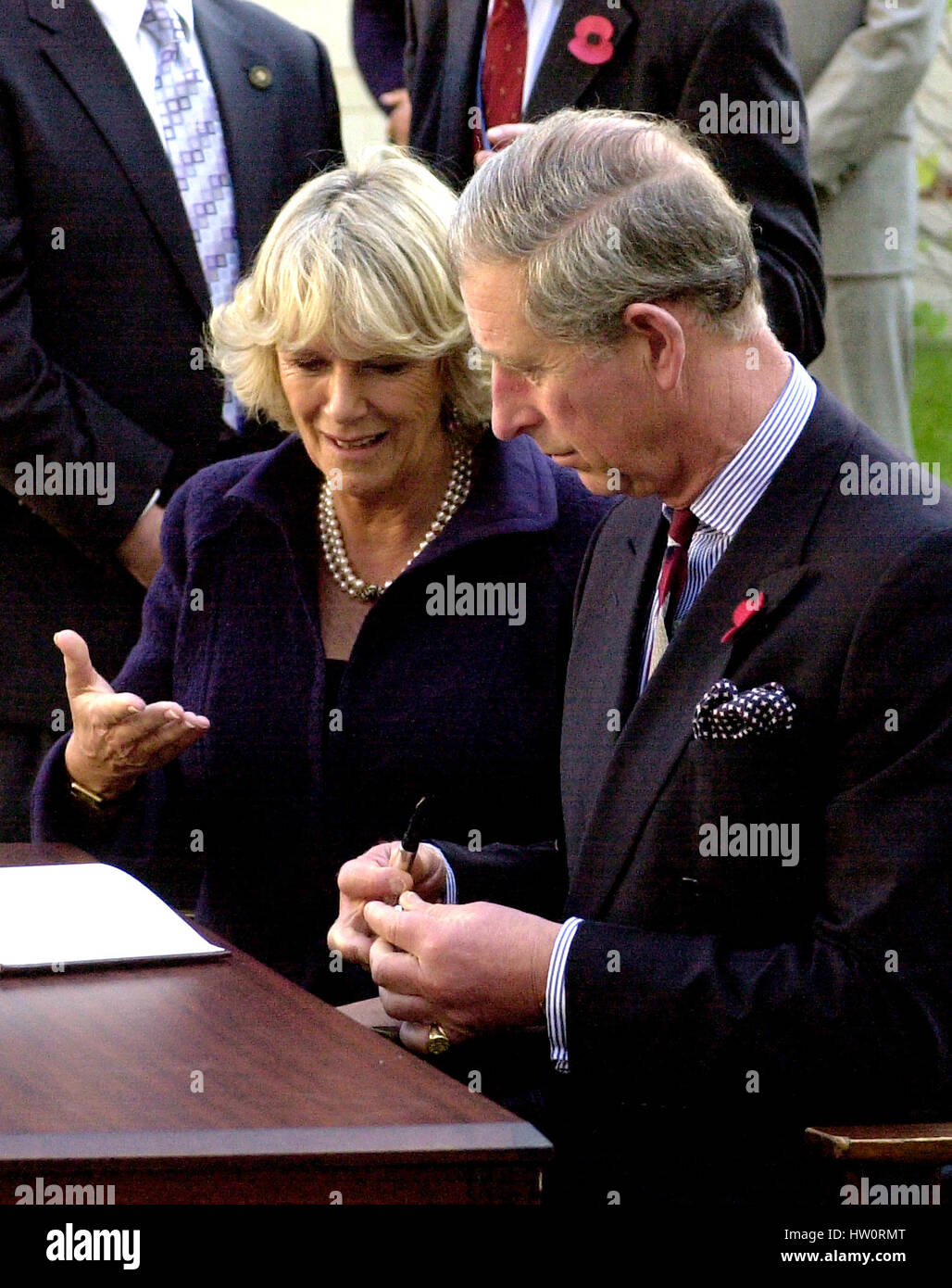 Washington, DC - 2. November 2005--Camilla, Duchess of Cornwall zeigt ihre Hand mit etwas Tinte auf ihn aus einem undichten Stift zu ihrem Mann, Charles, Prinz von Wales, Tücher Tinte aus einem undichten Stift während eines Besuchs der School of Education Evolution and Development (SEED) School in Washington, D.C. am 2. November 2005 The SEED School ist eine öffentliche Charta Internat... Bildnachweis: Ron Sachs CNP. (Einschränkung: kein New Yorker U-Bahn oder anderen Zeitungen im Umkreis 75 Meilen von New York City Stockfoto