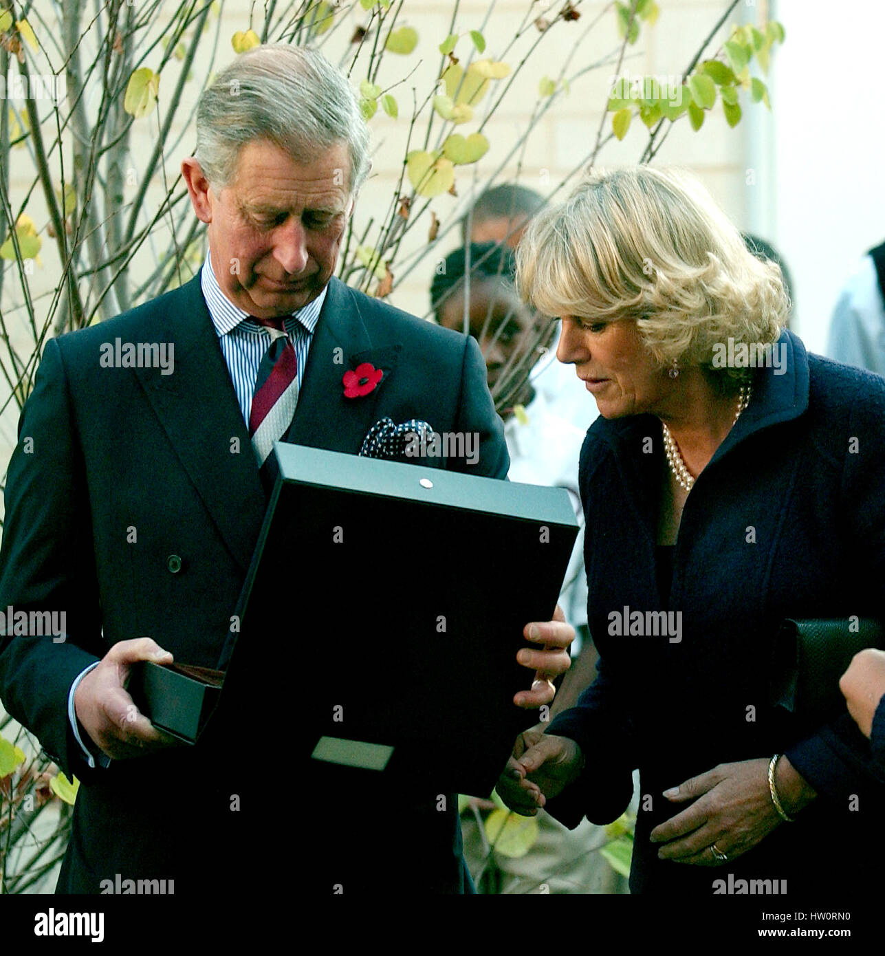 Washington, DC - 2. November 2005--USA First Lady Laura Bush und Charles, Prince Of Wales zeigt dem Geschenk erhielt er mit seiner Frau Camilla, die Herzogin von Cornwall während eines Besuchs in der School of Education Evolution and Development (SEED) School in Washington, D.C. am 2. November 2005 The SEED School ist eine öffentliche Charta Internat. (Einschränkung: kein New Yorker U-Bahn oder anderen Zeitungen im Umkreis 75 Meilen von New York City Stockfoto