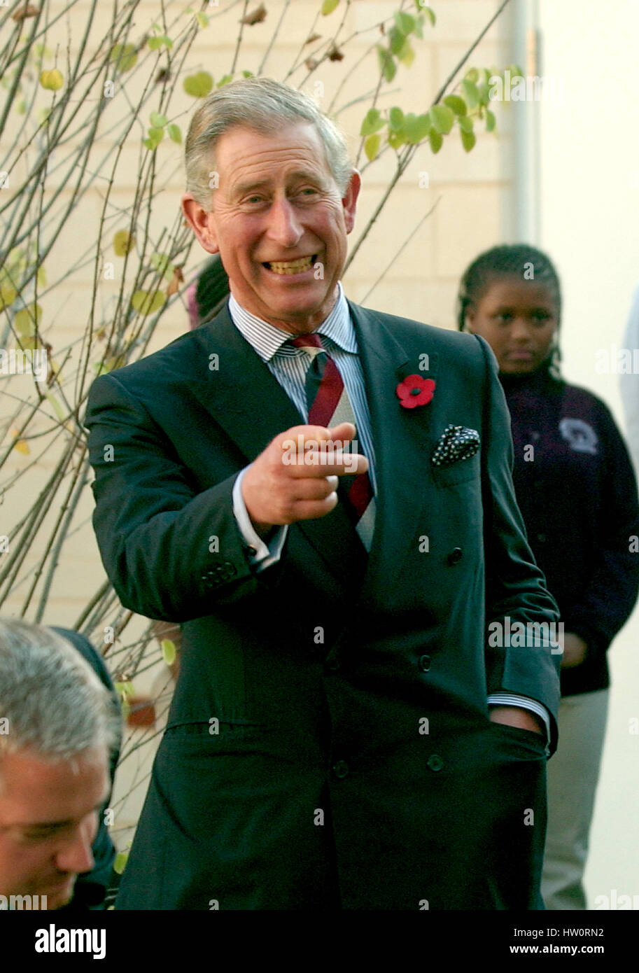 Washington, DC - 2. November 2005--Charles, Prince Of Wales deutet darauf hin, die Fotografen bei einem Besuch in der School of Education Evolution and Development (SEED) School bei einem Besuch mit seiner Frau Camilla, die Herzogin von Cornwall, in Washington, D.C. am 2. November 2005 The SEED School ist eine öffentliche Charta Internat... Bildnachweis: Ron Sachs CNP. (Einschränkung: kein New Yorker U-Bahn oder anderen Zeitungen im Umkreis 75 Meilen von New York City Stockfoto