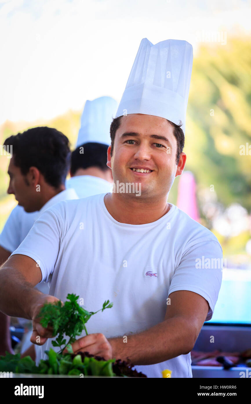 Türkische Koch mit weißen Hut Stockfotografie - Alamy