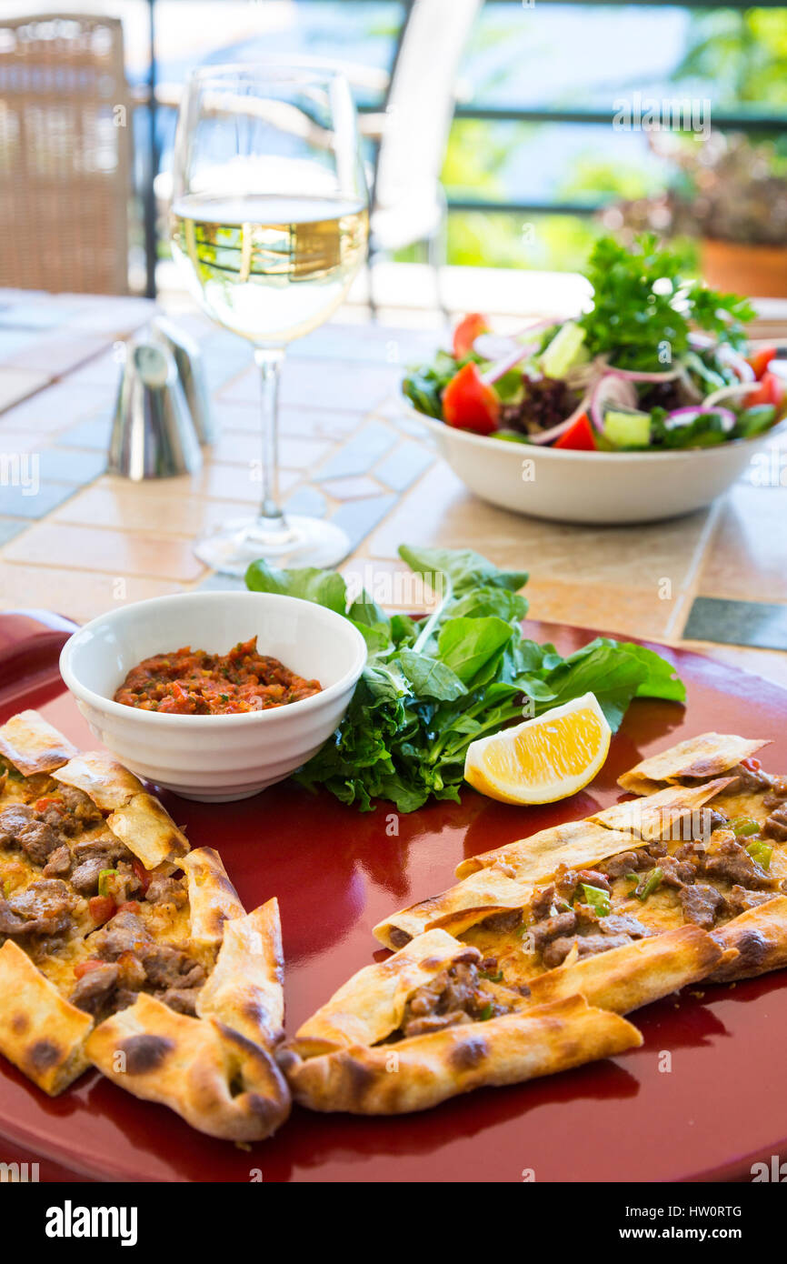 Türkischen Sommer Mittagessen mit pide Stockfoto