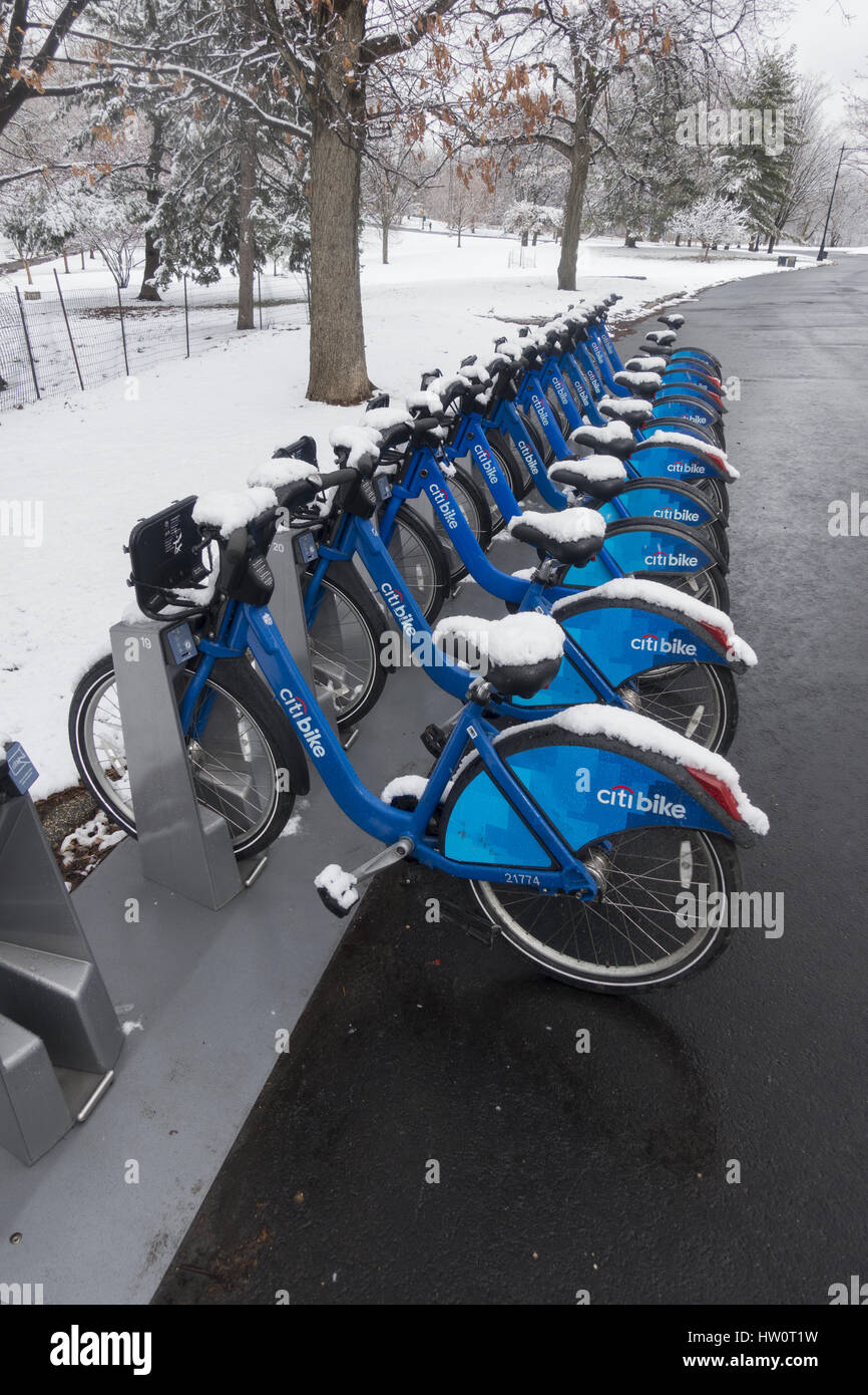 fahrrad an der wand der universiät von toronto