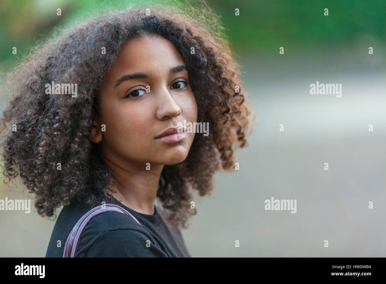Outdoor Portrait der schönen glücklich gemischt Rennen afroamerikanische Mädchen Teenager Mädchen Stockfoto