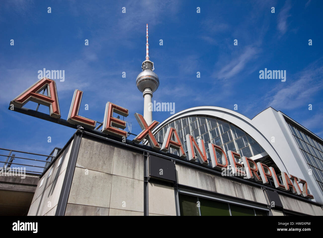 Bahnhof Alexanderplatz mit Fernsehturm im Hintergrund Stockfoto