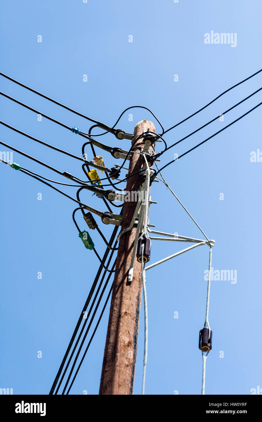Ein Strom-Pol in einem Bergdorf hält viele angeschlossenen Drähte. Stockfoto