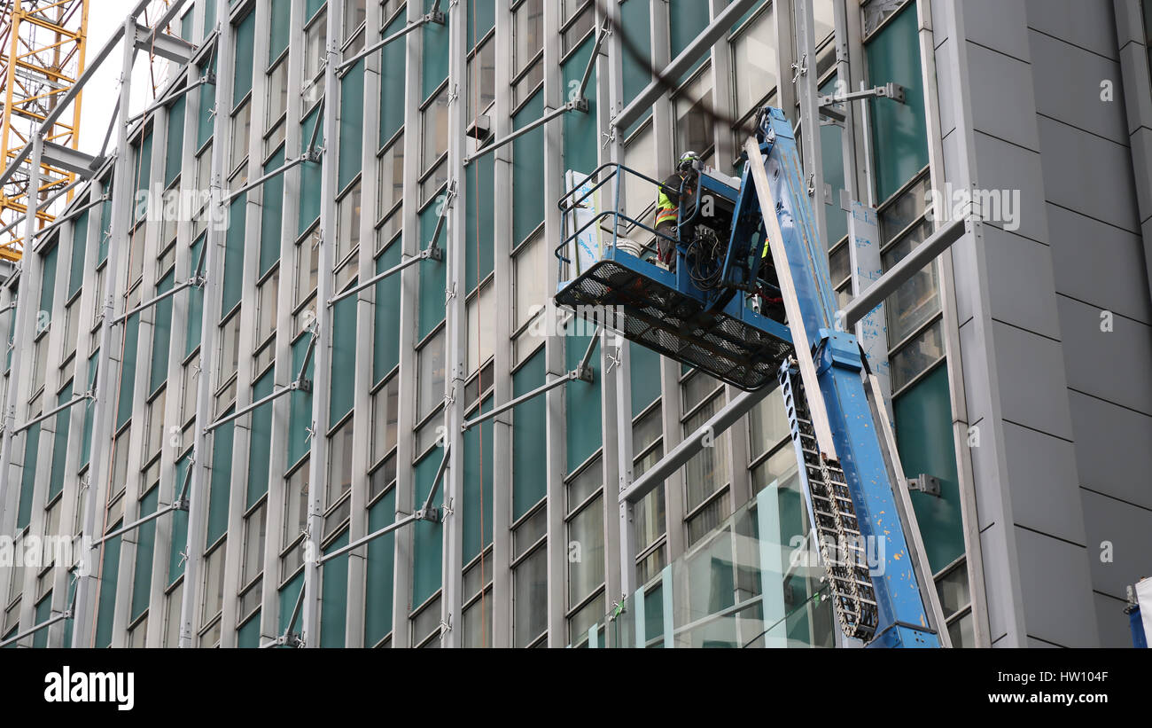 Männliche arbeiten hoch gelegenen Wolkenkratzer Stockfoto