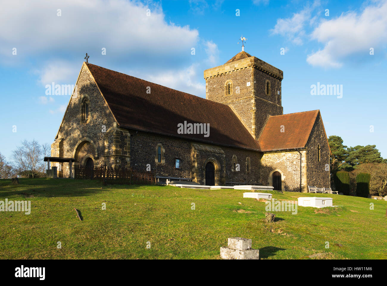 Vorfrühling am Nachmittag in der Kirche von St. Martha-on-the-Hill in der Nähe von Chilworth, Surrey, UK Stockfoto