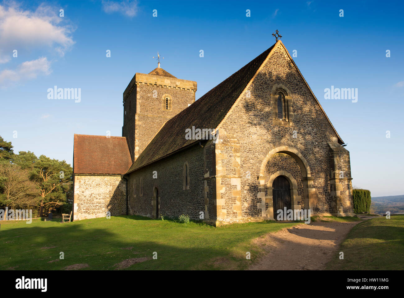 Vorfrühling am Nachmittag in der Kirche von St. Martha-on-the-Hill in der Nähe von Chilworth, Surrey, UK Stockfoto