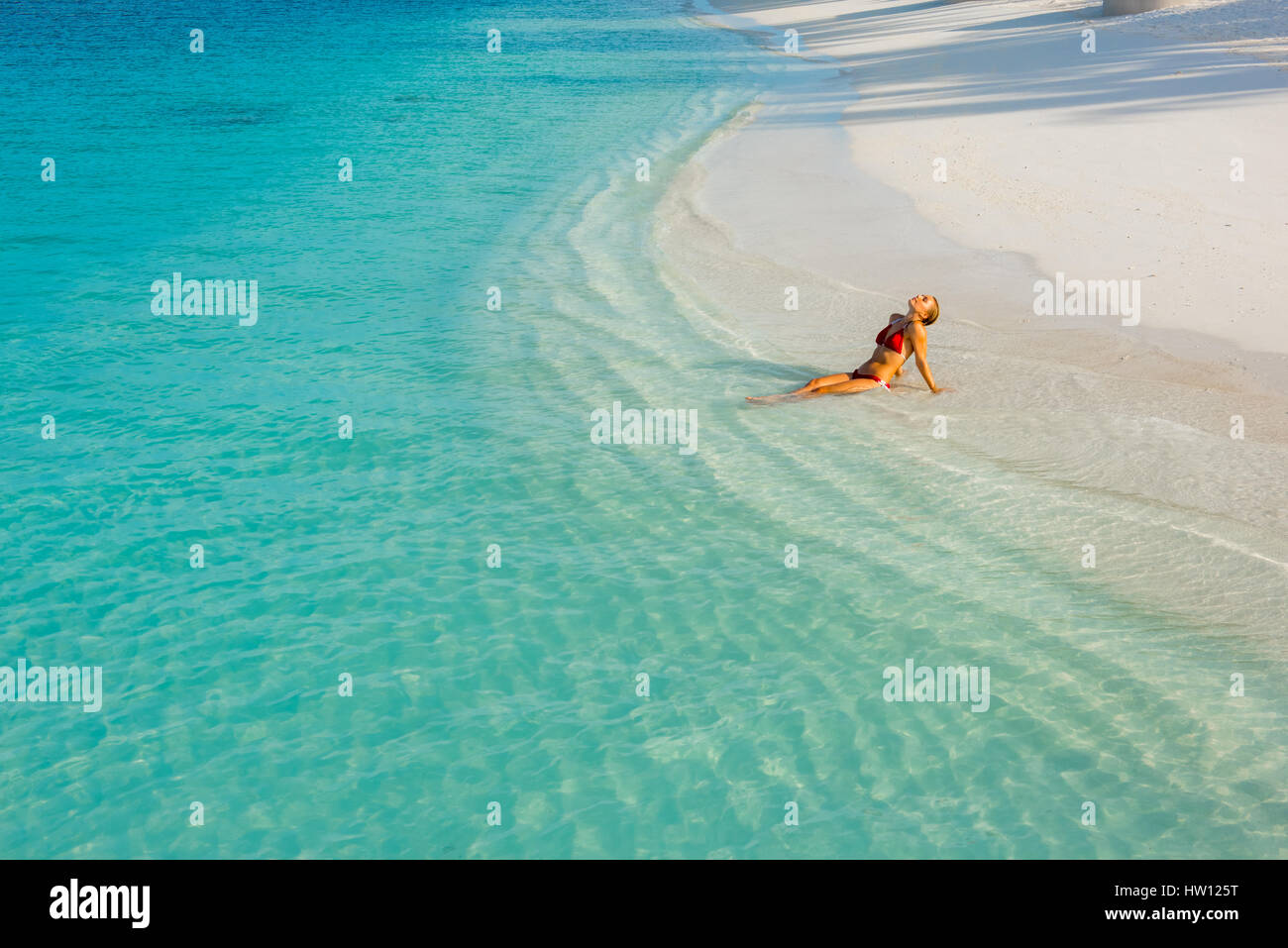 Maldives Rangali Island. Conrad Hilton Resort. Frau im Meer am Strand. (MR) Stockfoto